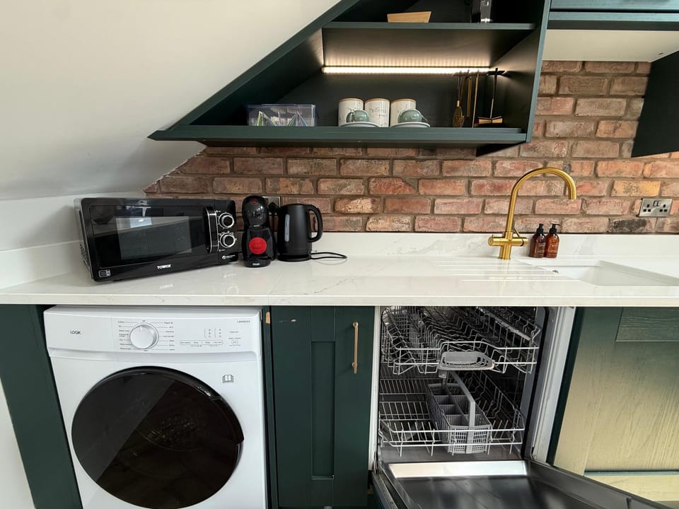 Coffee/tea facilities, Kitchen or kitchenette, dishwasher, stove, toaster