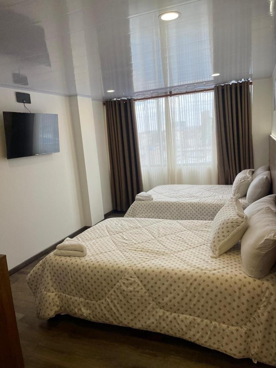 Bed, TV and multimedia, Photo of the whole room