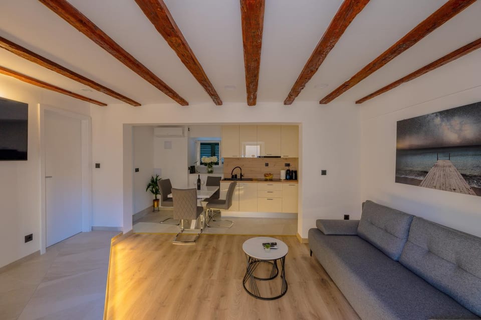 TV and multimedia, Kitchen or kitchenette, Living room, Seating area, Dining area