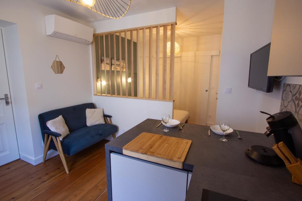 TV and multimedia, Kitchen or kitchenette, Living room, Seating area, Dining area
