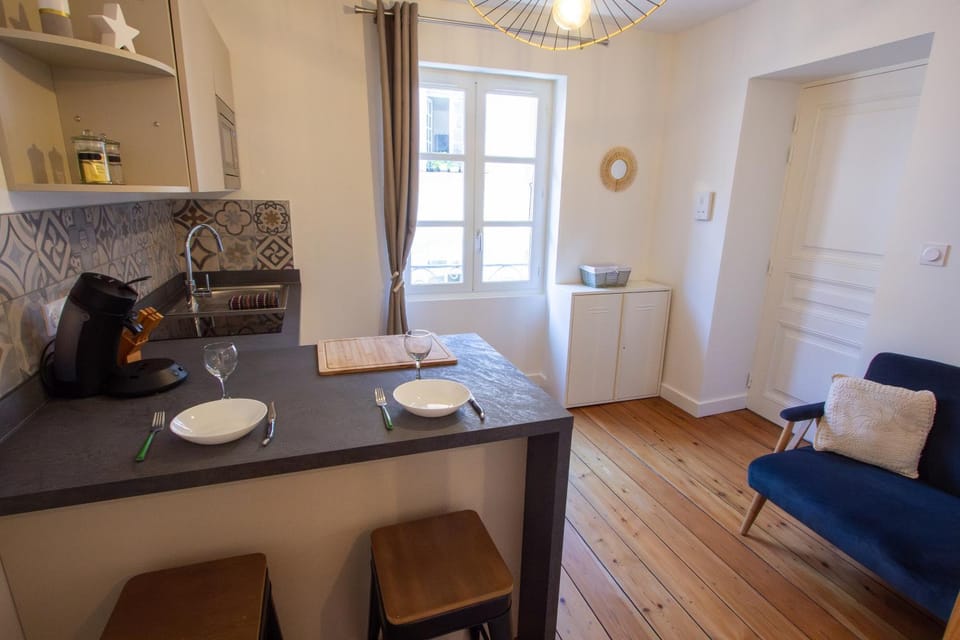 Kitchen or kitchenette, Living room, Seating area, Dining area, stove