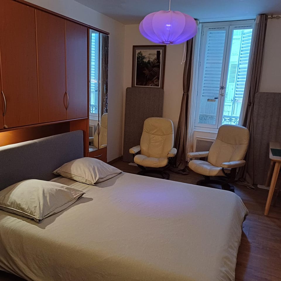 Bed, Photo of the whole room, Seating area, Bedroom