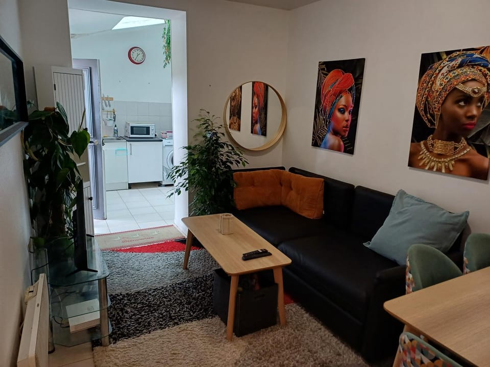 Bed, TV and multimedia, Living room