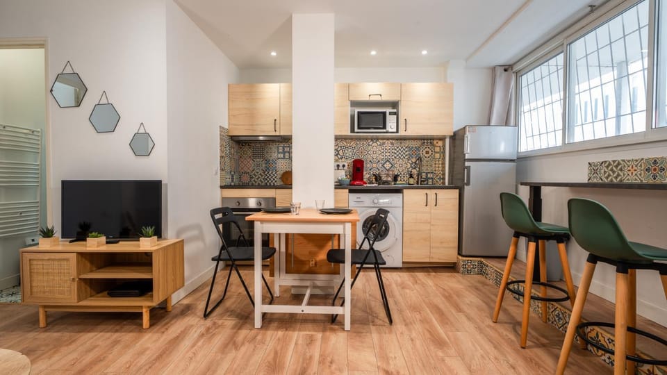 Property building, TV and multimedia, Kitchen or kitchenette, Dining area, oven