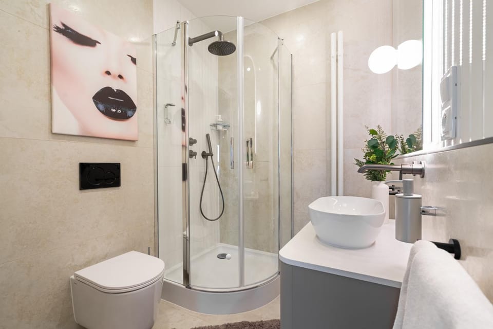 Shower, Toilet, Bathroom, towels