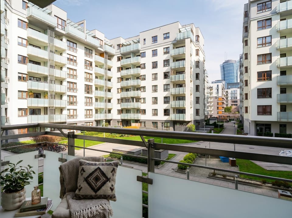 Property building, Day, Neighbourhood, View (from property/room), Balcony/Terrace, City view, Street view, Location