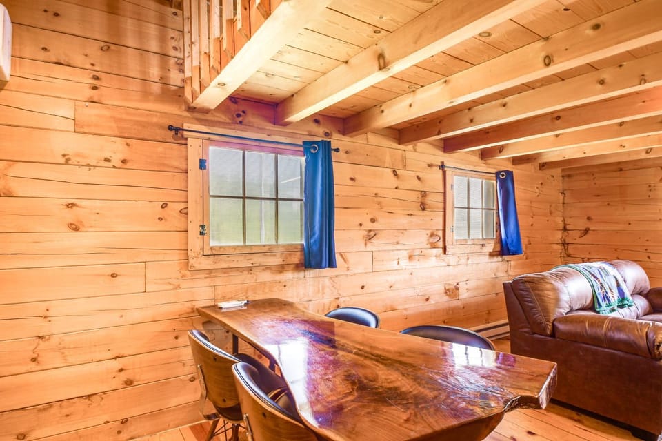 Bellevue Log Cabin w/ Gas Grill & Creek Access Cabin in Iowa