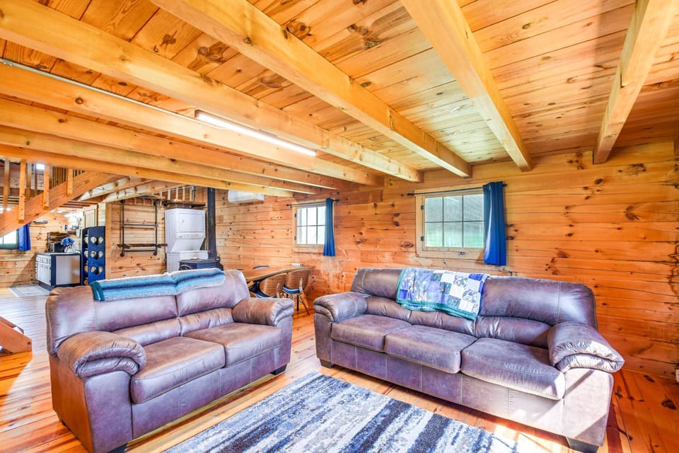 Bellevue Log Cabin w/ Gas Grill & Creek Access Cabin in Iowa