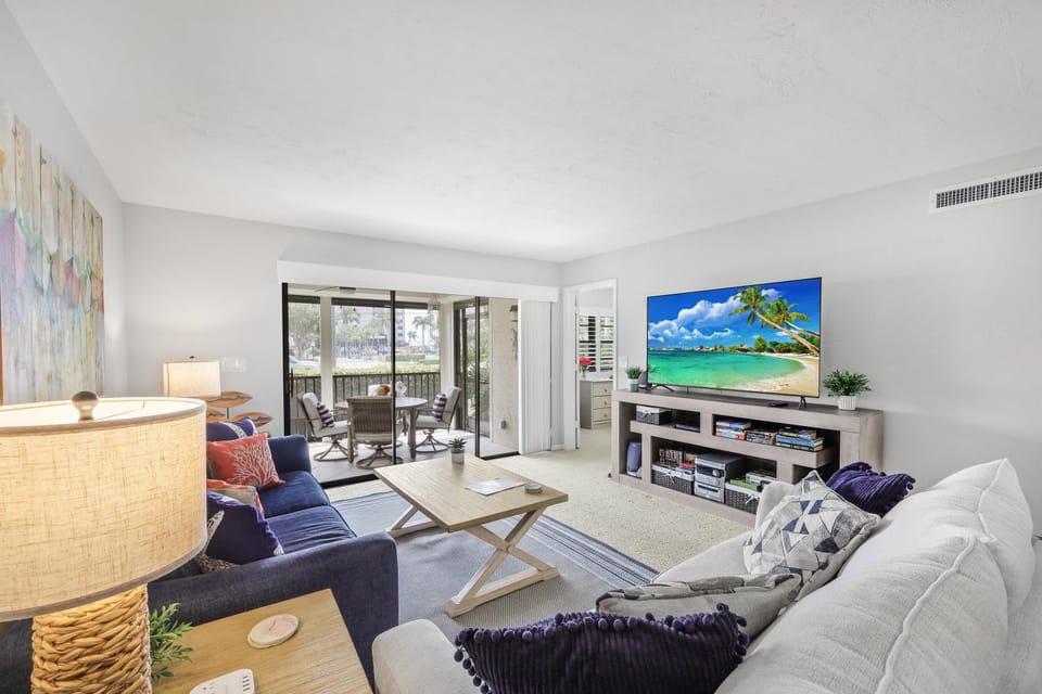Rare walkout condo with pool and steps to beach/food House in Marco Island
