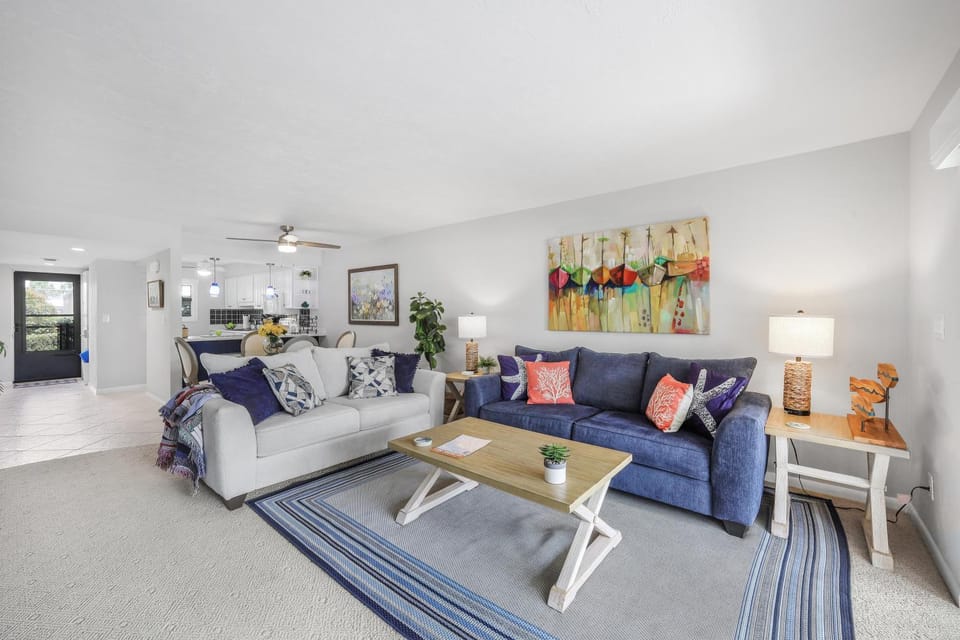 Rare walkout condo with pool and steps to beach/food House in Marco Island