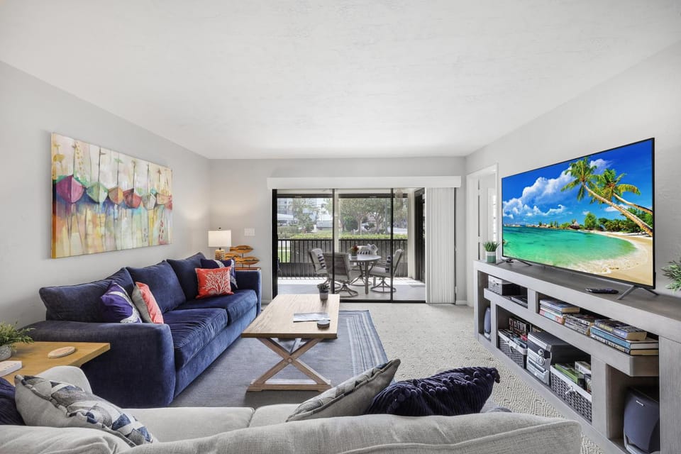 Rare walkout condo with pool and steps to beach/food House in Marco Island