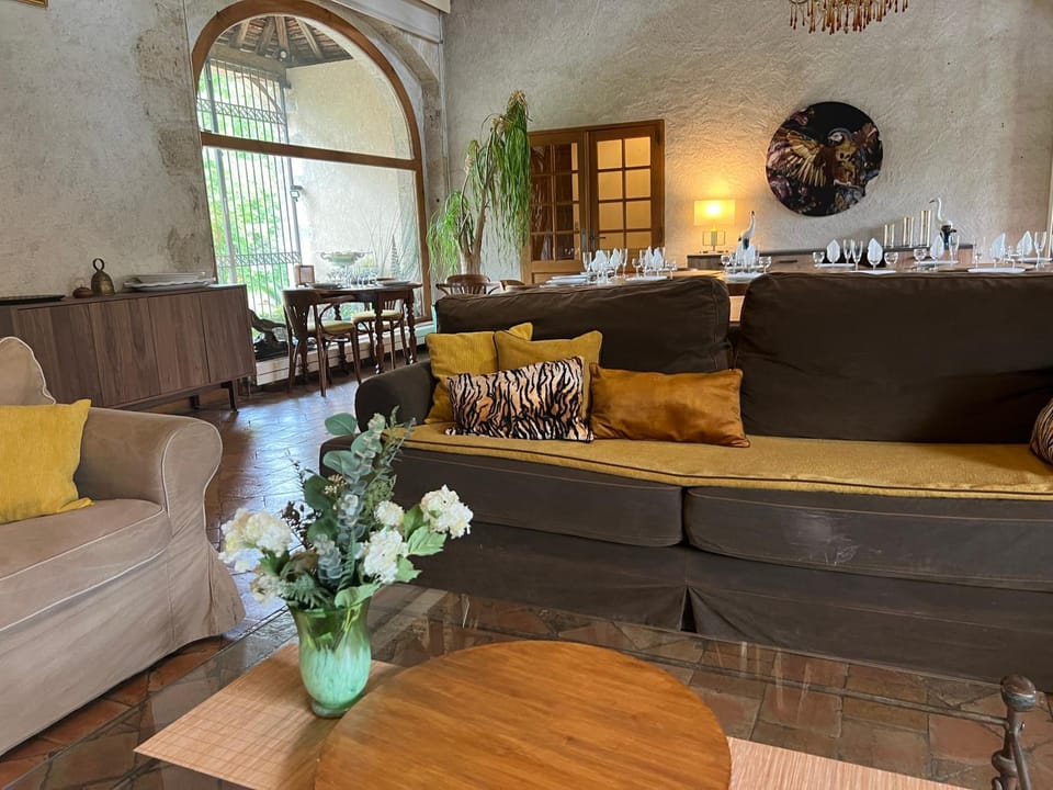 Living room, Seating area