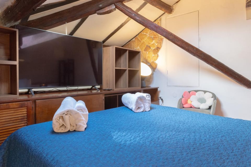 Bed, TV and multimedia, Bedroom, towels