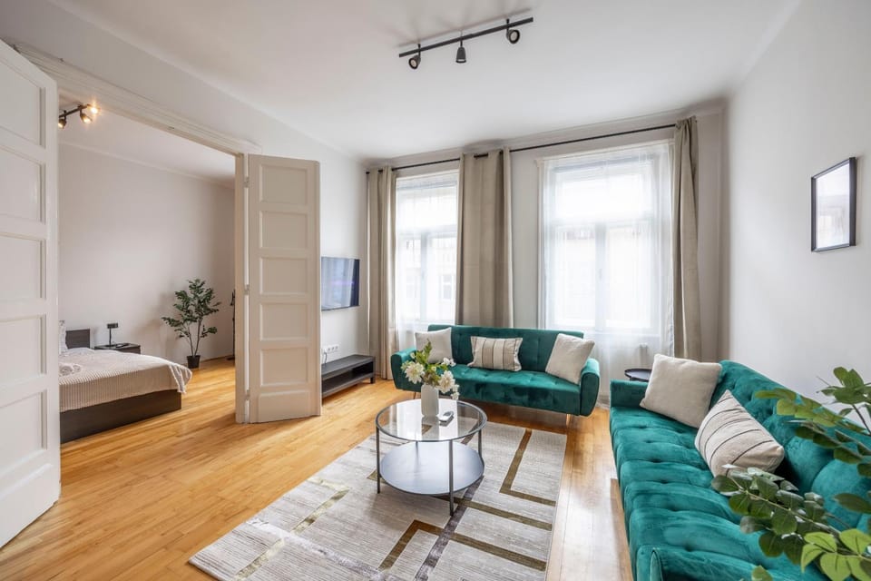 Bed, TV and multimedia, Living room, Photo of the whole room, Seating area, Bedroom