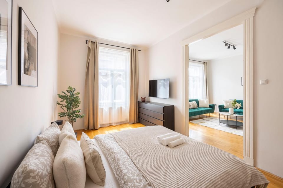 Bed, TV and multimedia, Living room, Photo of the whole room, Seating area, Bedroom
