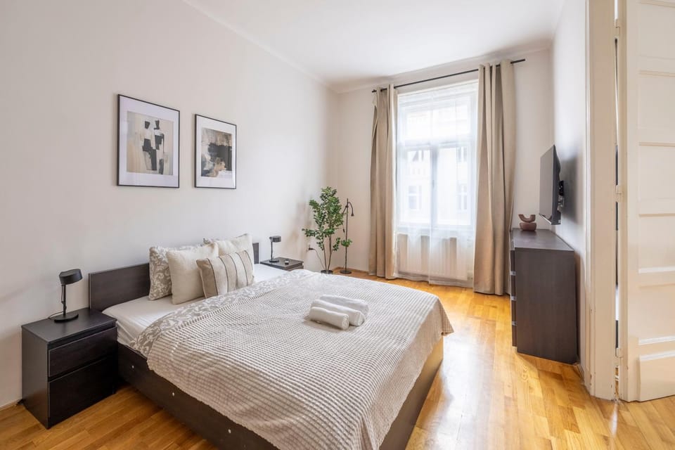 Bed, TV and multimedia, Photo of the whole room, Bedroom, towels