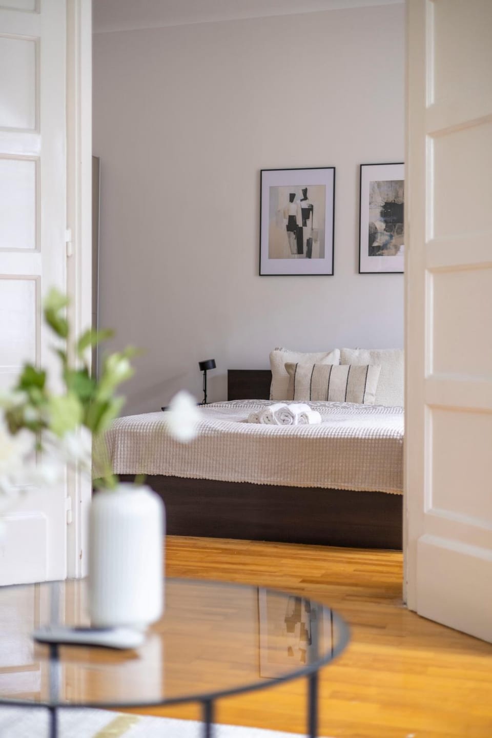 Bed, Living room, Photo of the whole room, Seating area, Bedroom