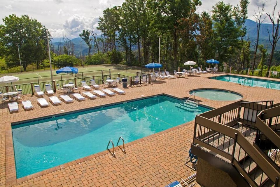 Balcony/Terrace, Mountain view, Pool view, Swimming pool, sunbed