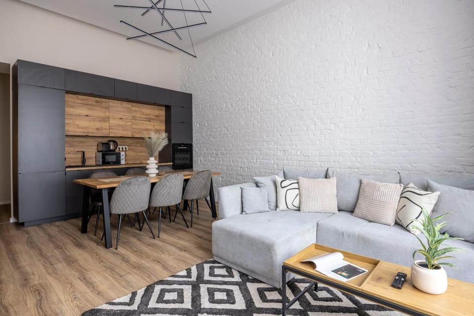 Coffee/tea facilities, Kitchen or kitchenette, Living room, Seating area, Dining area