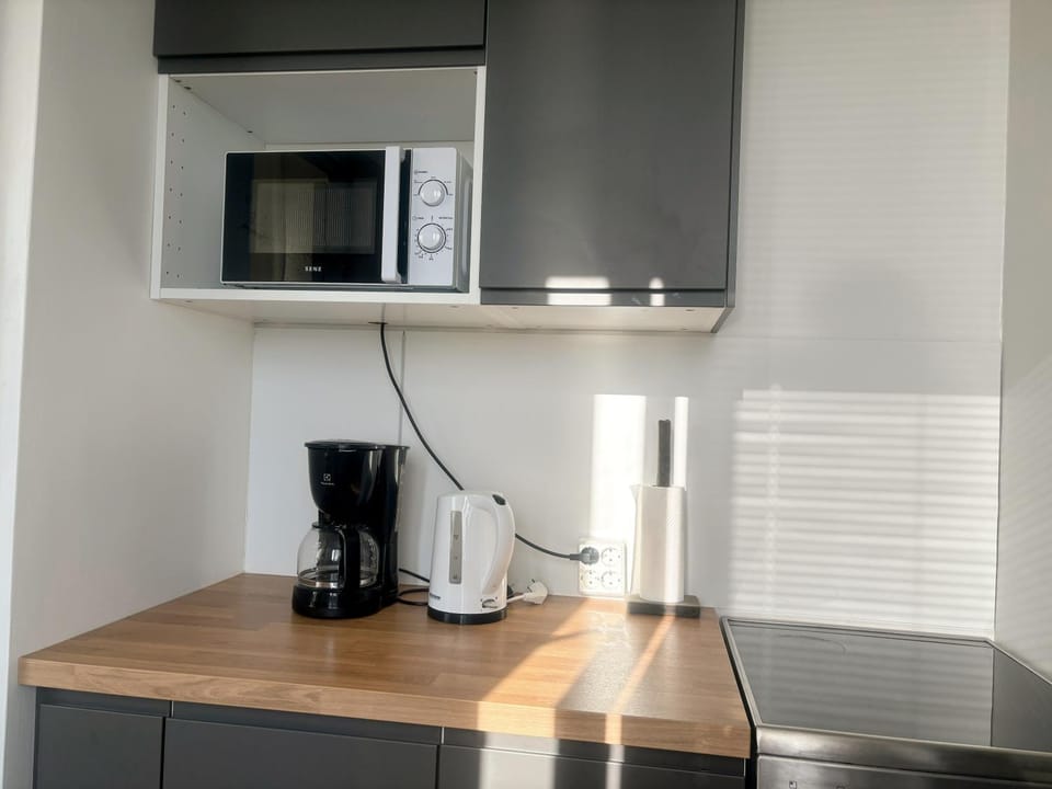Coffee/tea facilities, microwave