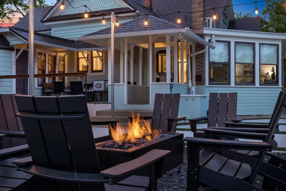 Cloud 9 Pool Hot tub Fire pit Sleeps 18 House in Fredericksburg