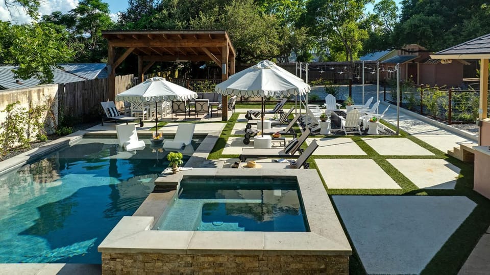 Rosewood on Main, Pool, Hot Tub, Firepit! House in Fredericksburg