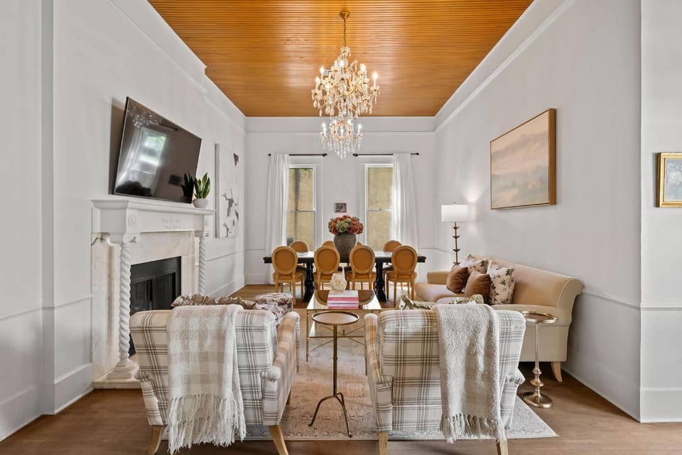 Rosewood on Main, Pool, Hot Tub, Firepit! House in Fredericksburg