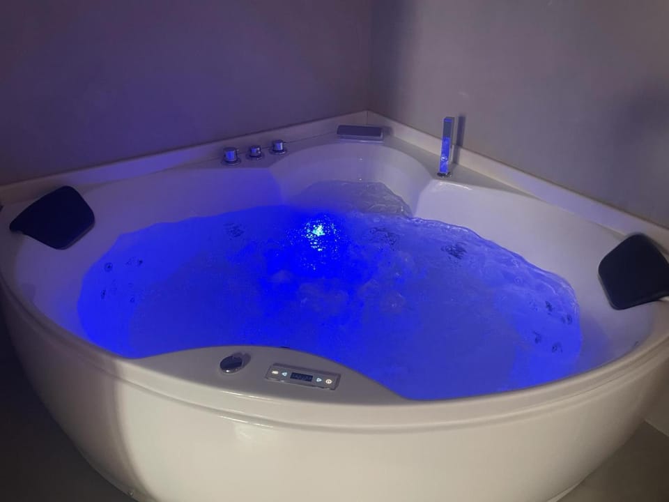 Hot Tub, Hot Tub