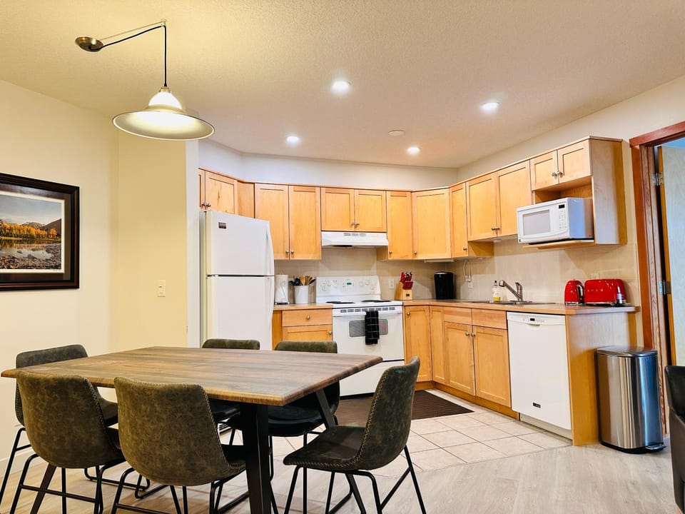 W463 Canmore 2BD 2BT, AC, MT view, Central Location Apartment in Canmore