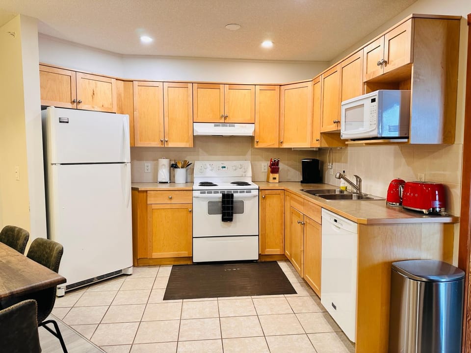W463 Canmore 2BD 2BT, AC, MT view, Central Location Apartment in Canmore