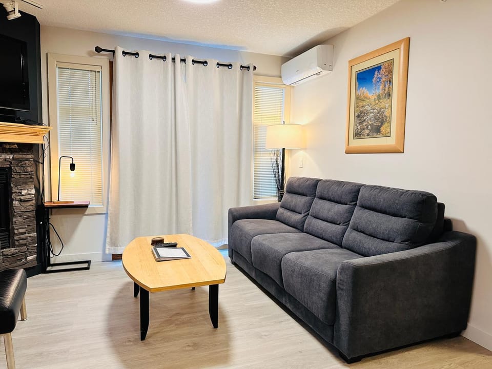 W463 Canmore 2BD 2BT, AC, MT view, Central Location Apartment in Canmore