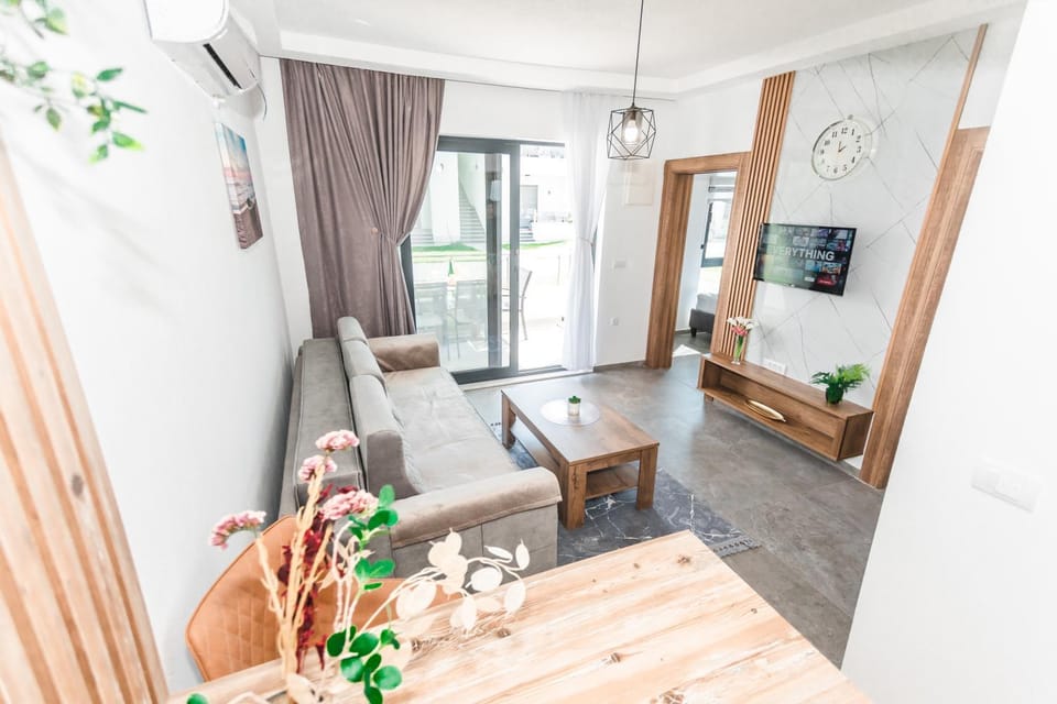 TV and multimedia, Living room, Seating area, Dining area