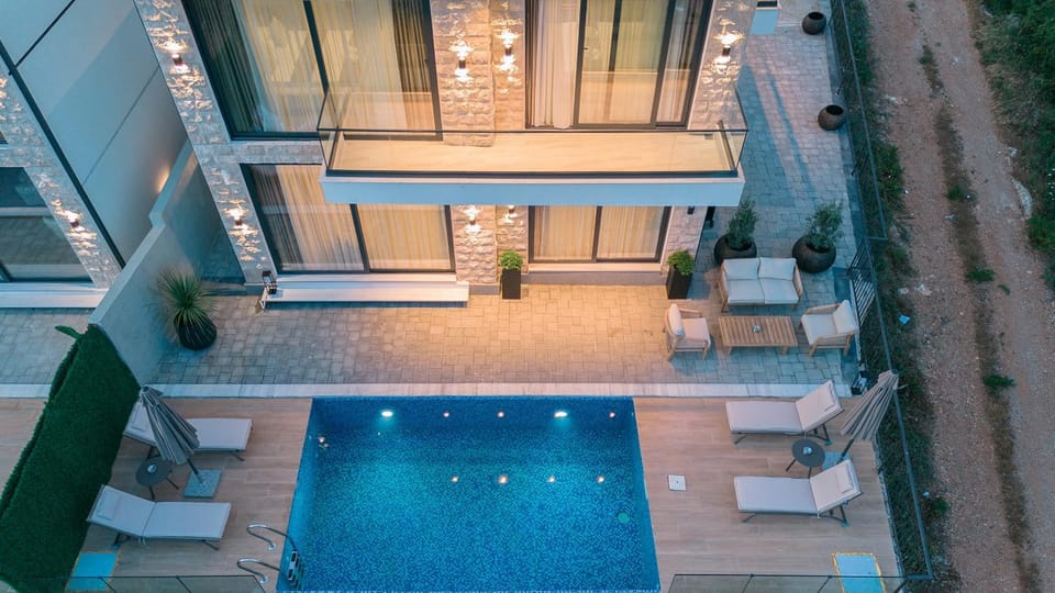 Property building, Balcony/Terrace, Seating area, sunbed