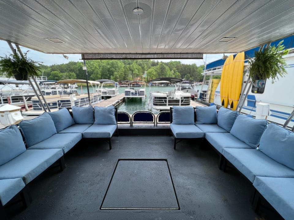 Day, Seating area