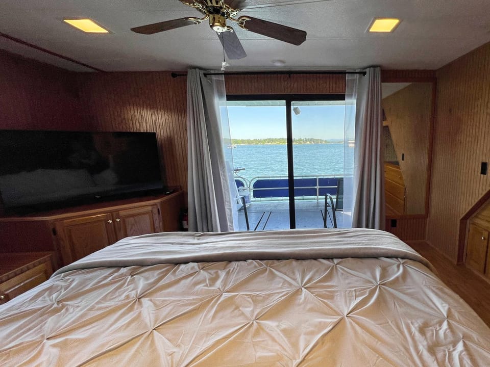 Natural landscape, Evening entertainment, Bedroom, Lake view