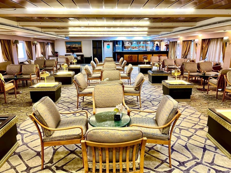 Restaurant/places to eat, Banquet/Function facilities, Seating area