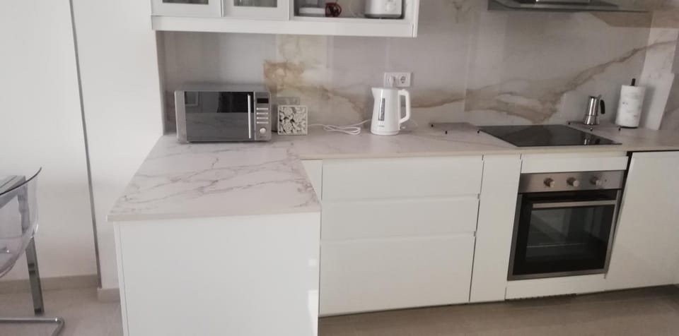 Coffee/tea facilities, Kitchen or kitchenette, dishwasher, stove, toaster