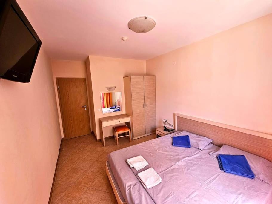 Bed, TV and multimedia, Photo of the whole room, Bedroom, towels, wardrobe