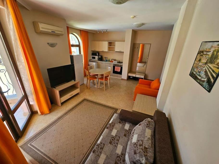 TV and multimedia, Kitchen or kitchenette, Living room