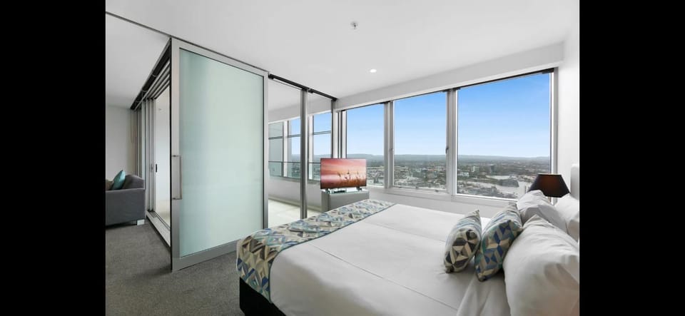 Level 36 Skyline View Lux Private Apartment - 2BR 1B 1C Apartment in Surfers Paradise