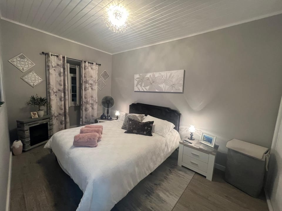 Bed, TV and multimedia, Photo of the whole room