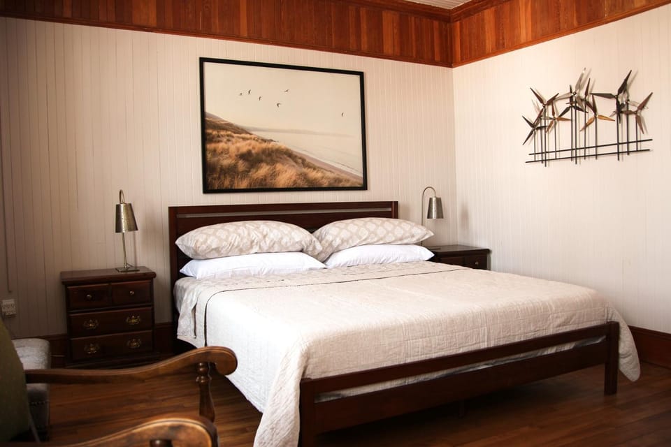 Property building, Bed, Bedroom, Swimming pool, Breakfast