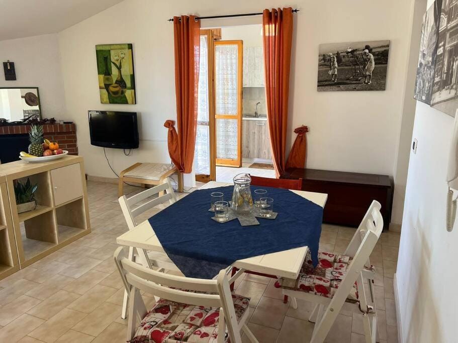 TV and multimedia, Living room, Seating area, Dining area