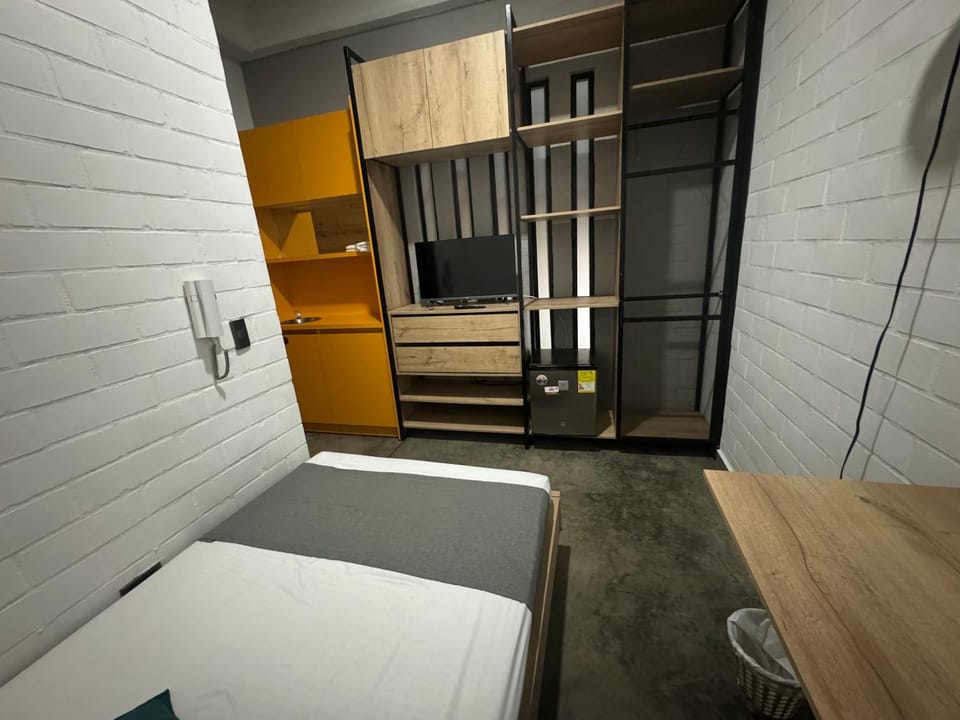 Bed, Photo of the whole room, oven, wardrobe