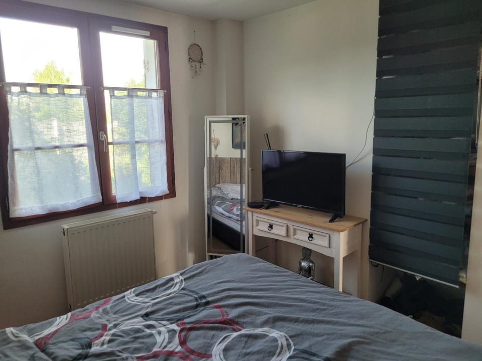 Bed, TV and multimedia, Bedroom