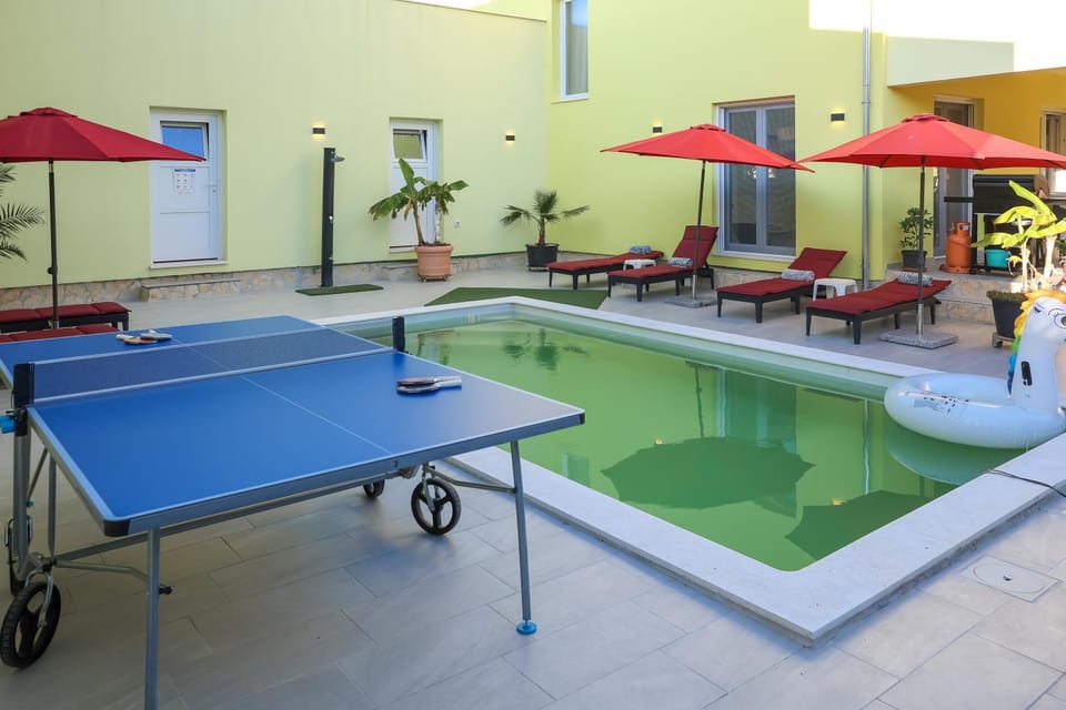 Table tennis, sunbed