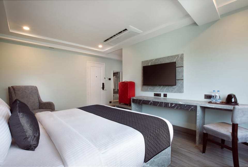Bed, TV and multimedia, Photo of the whole room, Seating area, Bedroom, hair dresser, minibar, air conditioner