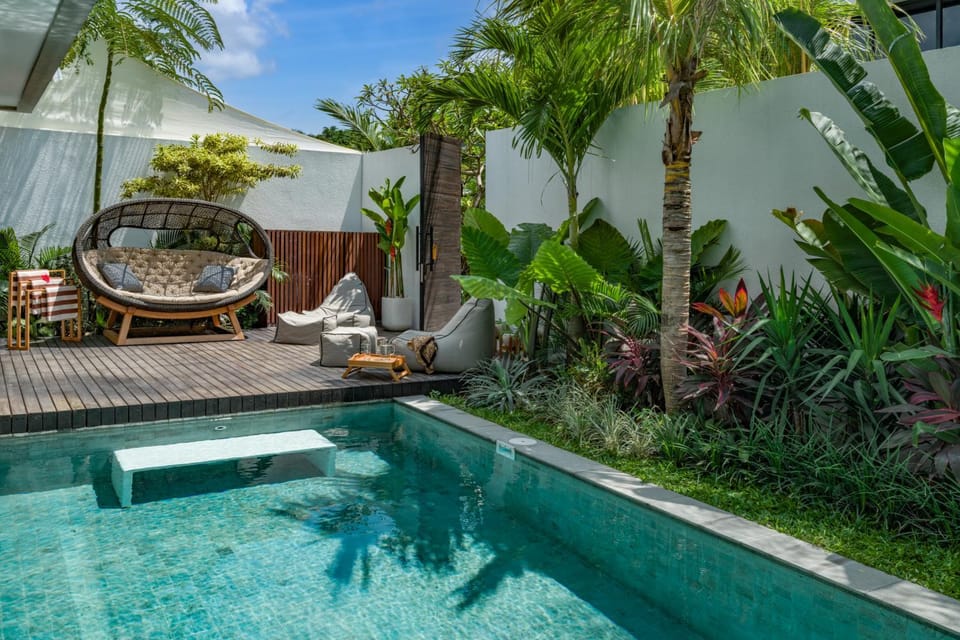 Patio, Spring, Day, Natural landscape, Garden, Garden, Garden view, Pool view, Swimming pool, Swimming pool, sunbed