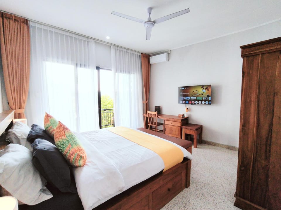 Bed, TV and multimedia, Evening entertainment, Bedroom