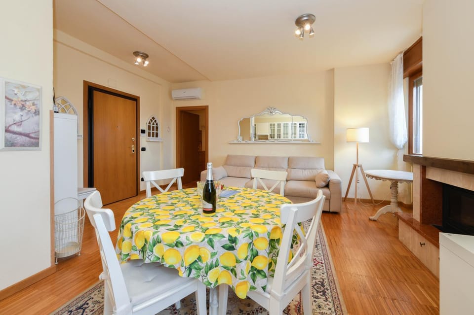 TV and multimedia, Living room, Dining area